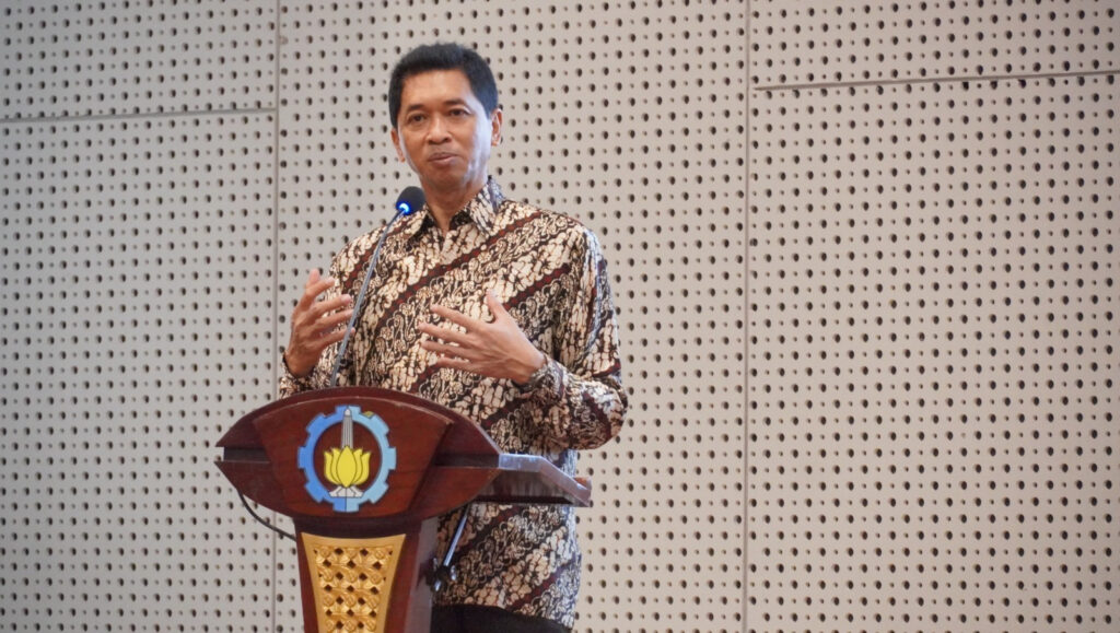Rektor ITS Prof Ir Bambang Pramujati ST MScEng PhD saat memberi sambutan dalam Seminar Nasional STP di Auditorium Research Center ITS