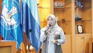 Sekretaris ITS Dr Ir Umi Laili Yuhana SKom MSc saat memaparkan sambutan