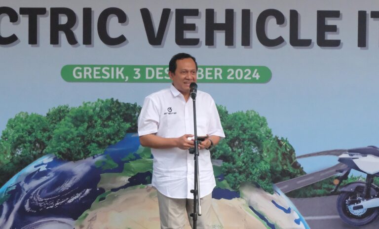 Wakil Rektor IV ITS Prof Agus Muhammad Hatta ST MSi PhD saat memberikan ...