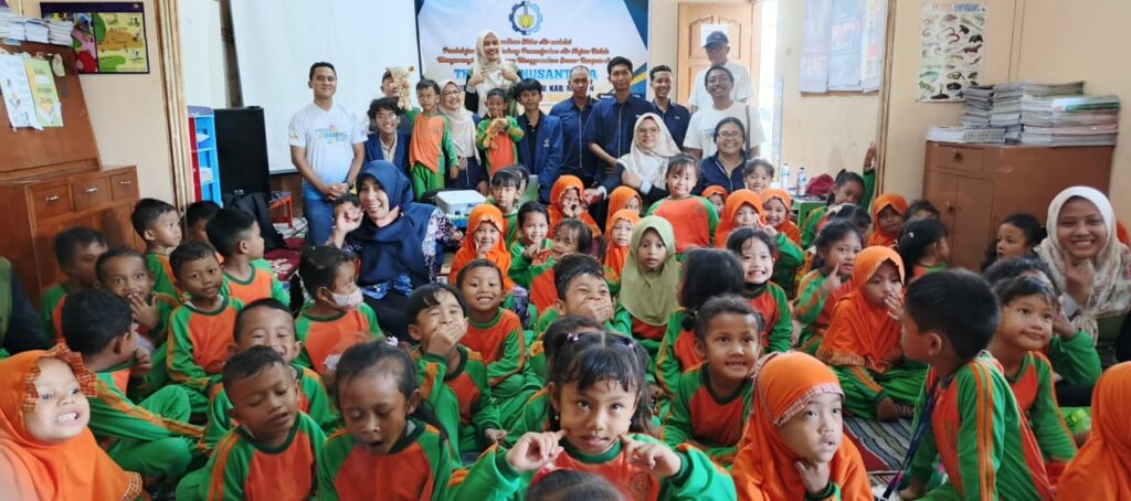 Siswa taman kanak-kanak (TK) Tunas Nusantara serta para tim Abmas ITS menutup agenda pembelajaran siklus air