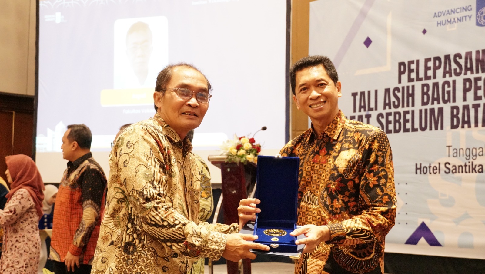 Gambar Rektor ITS Prof Bambang Pramujati ST MSc Eng PhD (kanan) saat memberikan apresiasi bagi tendik yang telah purnatugas
