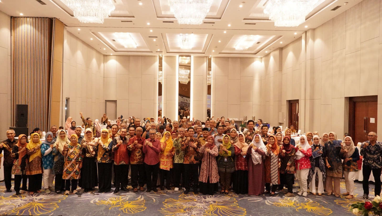 Gambar Para pegawai purnatugas ITS dalam kegiatan pelepasan dan penyerahan tali asih bagi pegawai purna tugas periode 2024