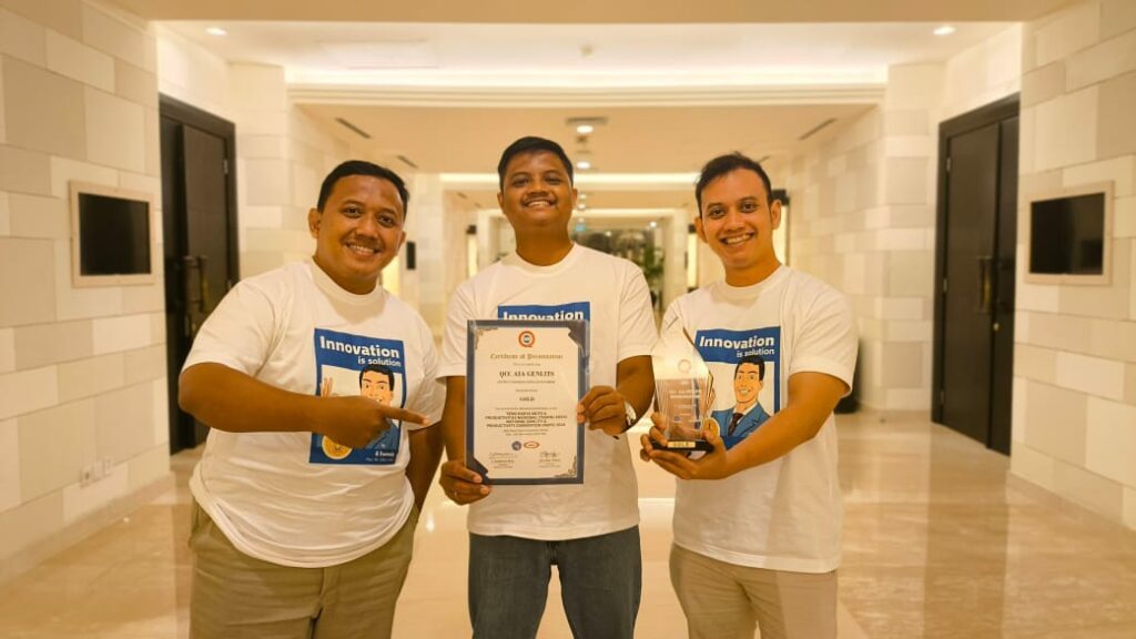 (Dari kiri) Aziz Hakim Astqolani, Ardy Indra Lekso Wibowo, dan Pratino Aditya Tama saat berhasil meraih penghargaan medali emas pada TKMPN XXVIII dan NQPC 2024