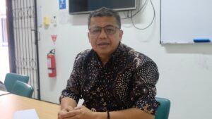 Dr Novrizal ST MSi dalam menyampaikan pandangannya mengenai kajian LMIREM sebagai penguji eksternal dalam sidang promosi doktor Dr Prihartanto di ITS