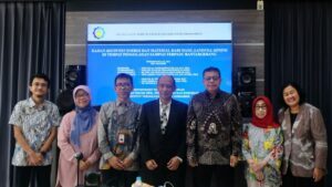Dr Prihartanto (tengah) bersama Dr Novrizal ST MSi (tiga dari kanan) dan para penguji dalam sidang promosi doktor terkait kajian LMIREM