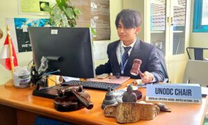Potret Mahasiswa Sistem Informasi ITS Aldiez Rizkia Centrinova saat memimpin sidang internasional simulasi PBB di bawah mandat UNODC.