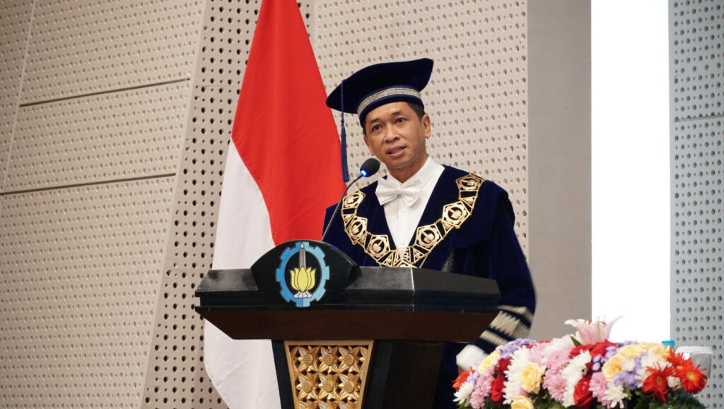 Rektor ITS Prof Ir Bambang Pramujati ST MSc Eng PhD saat menyampaikan sambutannya dalam acara Pengukuhan Profesor dalam Sidang Terbuka Dewan Profesor ITS
