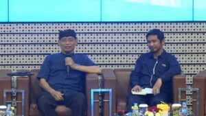 Rektor Universitas Airlangga Prof Dr Mohammad Nasih SE MT Ak (kiri) memberikan materinya bersama Direktur Riset dan Pengabdian kepada Masyarakat (DRPM) ITS Fadlilatul Taufany ST PhD sebagai moderator