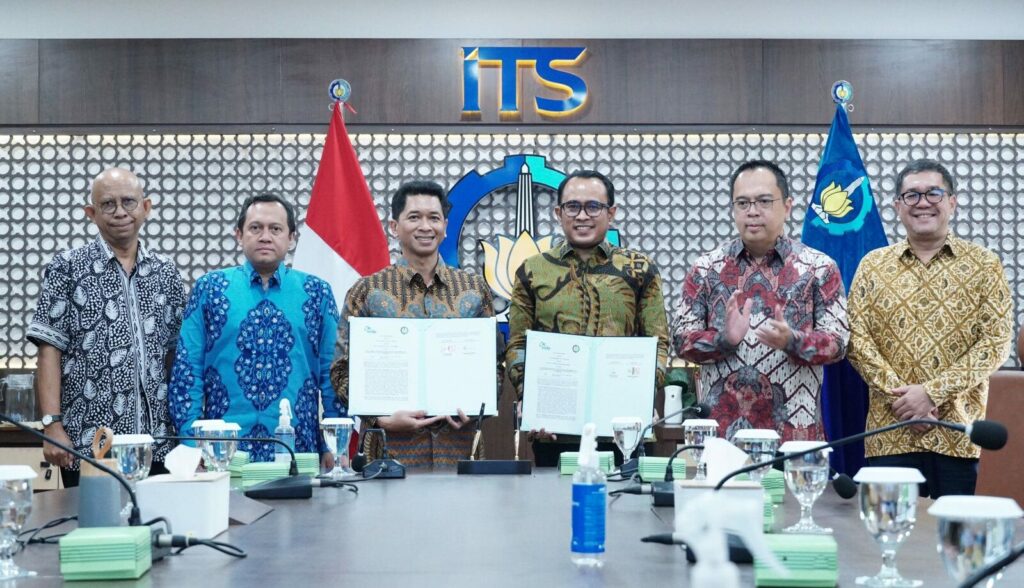 Rektor ITS Prof Ir Bambang Pramujati ST MScEng PhD (tiga dari kiri) dan Direktur Utama PT ASDP Indonesia Ferry (Persero) Heru Widodo (tiga dari kanan) menunjukkan naskah MoU yang telah ditandatangani
