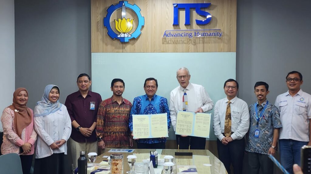 Tim peneliti dalam proyek kolaborasi ITS dan GRF beserta jajaran pimpinan ITS usai penandatanganan MoU di Gedung Rektorat ITS