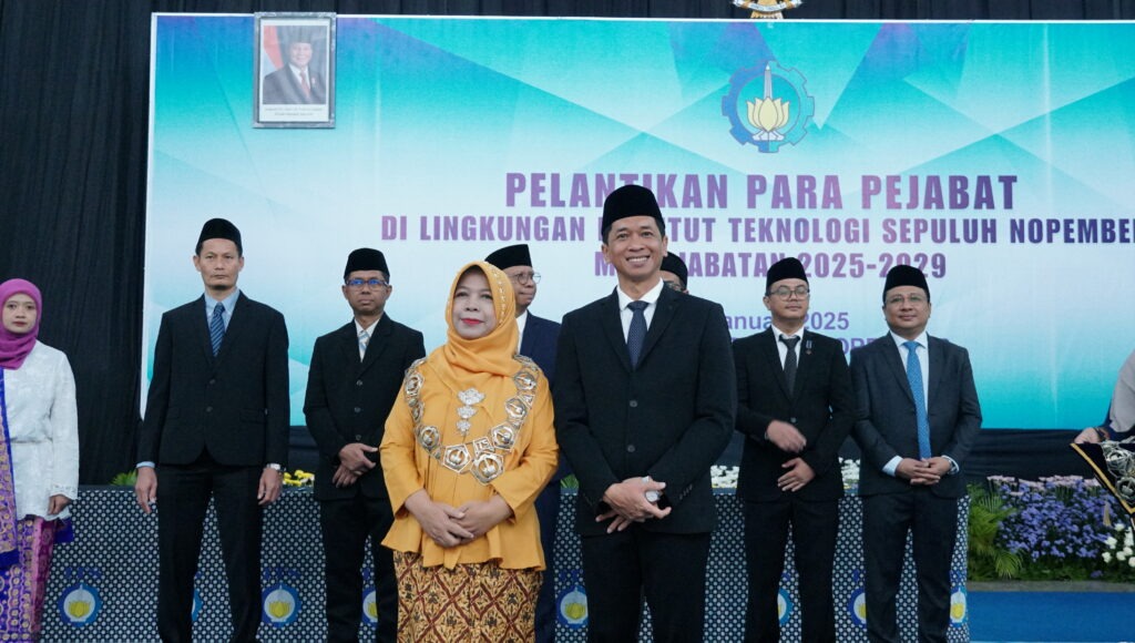 Pelantikan Dekan Fakultas Sains dan Analitika Data (FSAD) periode 2024-2029 Prof Dr Dewi Hidayati SSi MSi (kiri) bersama Rektor ITS Prof Ir Bambang Pramujati ST MScEng PhD (kanan)