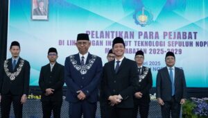 Dekan Fakultas Teknik Kelautan (FTK) ITS periode 2025-2029 Dr Ing Ir Setyo Nugroho (kiri) saat dilantik oleh Rektor ITS Prof Ir Bambang Pramujati ST MScEng PhD (kanan)