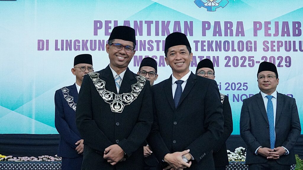 Potret Dekan Fakultas Vokasi (FV) ITS periode 2024-2029 Prof Dr Wahyu Wibowo SSi MSi (kiri) ketika dilantik oleh Rektor ITS Prof Ir Bambang Pramujati ST MScEng PhD (kanan) dalam upacara Pelantikan Pejabat ITS Masa Jabatan 2025-2029
