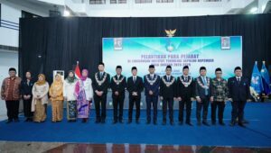 Dr Ing Ir Setyo Nugroho (sepuluh dari kiri) bersama para pejabat ITS saat pelantikan pejabat baru ITS periode 2024-2029