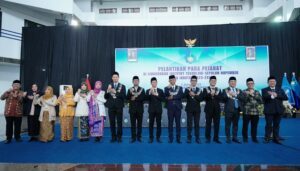 Dekan FSAD Prof Dr Dewi Hidayati SSi MSi (berbaju kuning) bersama jajaran pejabat ITS pada pelantikan pejabat baru periode 2024-2029