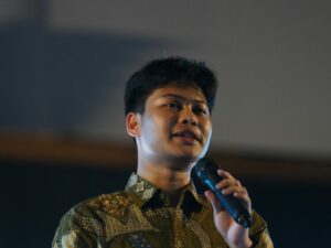 Potret Influencer inspiratif Indonesia Farhan Jijima saat memberikan materi pada ITS Fairground ILITS 2025