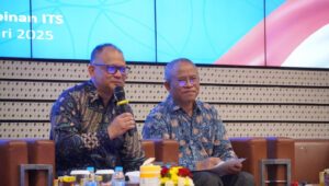 Dirjen Diktisaintek Prof Dr Khairul Munadi ST MEng (kiri) saat memberikan materi bersama Wakil Rektor III ITS Imam Baihaqi ST MSc PhD pada Sekolah Kepemimpinan ITS 2025