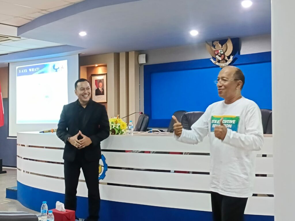Patjok Rizaldy MM CEHt CCEHt CMEHt (kiri) selaku pemateri memberikan kesempatan pada pustakawan untuk memperagakan ilmu komunikasi yang diberikan