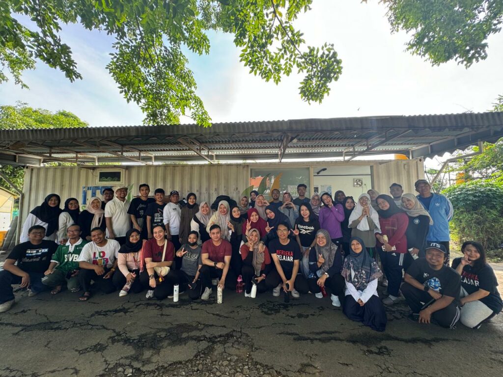 Penyuluhan dan pemilihan sampah pada program Jumat Berseri ITS