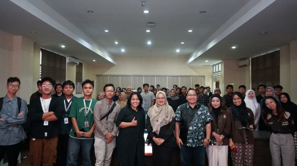 Foto bersama para speaker dan peserta pada acara Srawungzskuy yang diadakan oleh Departemen Perencanaan Wilayah dan Kota (PWK) ITS