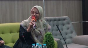 Dinas Perumahan Rakyat dan Kawasan Permukiman serta Pertahanan Kota (DPRKPP) Surabaya Fika Rahmawati saat menyampaikan pendapatnya mengenai hunian layak dari kacamata pemerintah