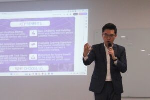 Foto CEO GITP Asia Raffles Chan saat memaparkan keunggulan program HICOOL 2025 di Gedung Departemen Desain Komunikasi Visual ITS