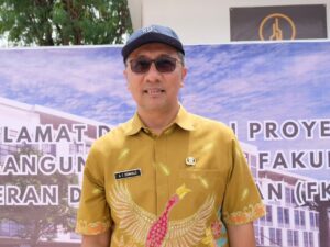 Asisten Perekonomian dan Pembangunan (Asisten II) Kota Surabaya Agus Imam Sonhaji menanggapi terkait proyek pembangunan Gedung FKK ITS