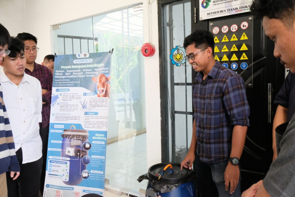 Salah satu tim memaparkan proyek sistem keamanan proses fermentasi silase untuk menjaga kualitas pakan ternak