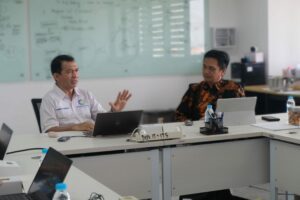 Kepala Departemen Teknologi Informasi ITS Dr techn Ir Raden Venantius Hari Ginardi MSc (kiri) dan Ketua APTIKOM Jawa Timur Yoyon Arie Budi Suprio ST MKom (kanan) sedang berdiskusi
