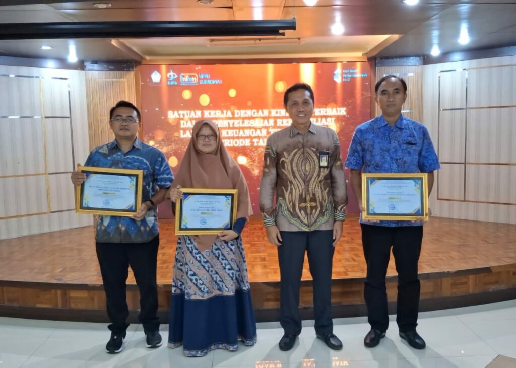 Delegasi Biro Keuangan ITS saat menerima penghargaan di Kantor Pelayanan Perbendaharaan Negara (KPPN) Surabaya I