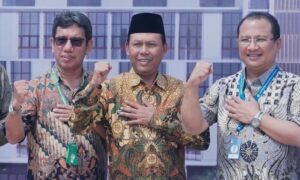 Direktur RSUD dr Wahidin Sudiro Husodo Kota Mojokerto dr Sulaiman Rosyid MMKes (tengah) bersama jajaran pimpinan FKK ITS dalam rangkaian acara groundbreaking proyek pembangunan Gedung FKK ITS