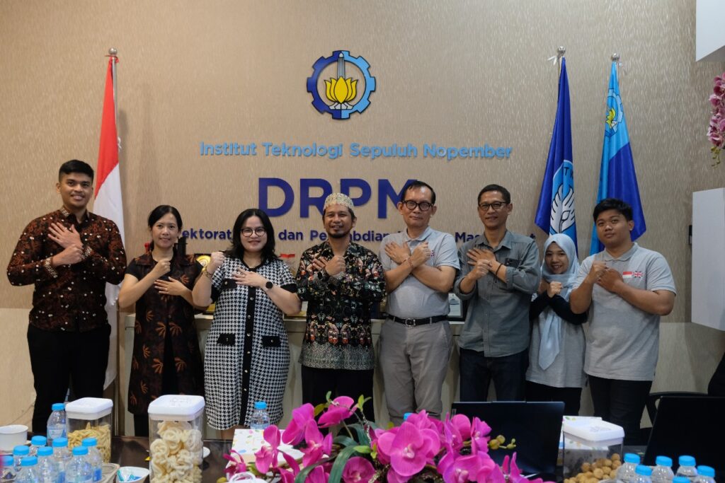 Foto bersama perwakilan Solar2Wave dan Kedubes Inggris selepas diskusi di Gedung Research Center ITS
