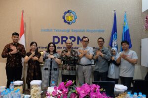 Foto bersama perwakilan Solar2Wave dan Kedubes Inggris selepas diskusi di Gedung Research Center ITS