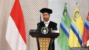Guru Besar Departemen Teknik Fisika ITS Prof Gunawan Nugroho ST MT PhD saat menyampaikan materinya dalam orasi ilmiah pengukuhannya sebagai profesor