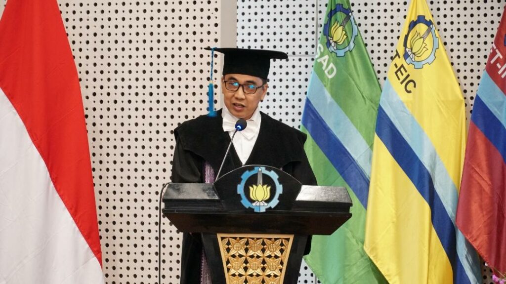 Guru besar ke-210 ITS Prof Eko Setijadi ST MT PhD dalam bidang Teknologi Antena dan Propagasi saat menyampaikan orasi ilmiahnya di sidang pengukuhan profesor