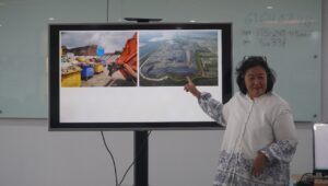 Guru Besar Departemen Teknik Lingkungkan ITS Prof Idaa Warmadewanthi ST MT PhD ketika memaparkan materi peran bank sampah pada circular economy pada pelatihan WasteTrack 2024