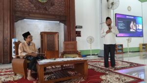 Prof Adi saat memberikan materi dalam mentoring agama islam