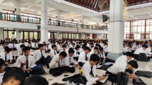 Mahasiswa ITS dalam mentoring agama islam
