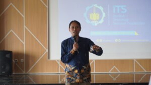 Kepala Departemen Teknik Elektro ITS Ronny Mardiyanto ST MT PhD ketika memberikan penjelasan terkait Departemen Teknik Elektro ITS dalam kegiatan Computer and Electronical Exhibition 2025
