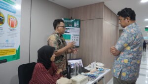 Salah satu anggota tim startup Carbon Addons ketika menjelaskan produk inovasinya kepada calon investor
