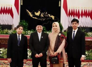 Kebahagiaan Dr Sonny Harry Budiutomo Harmadi SE ME (dua dari kiri) bersama keluarga saat usai pelantikan sebagai Wakil Kepala BPS RI