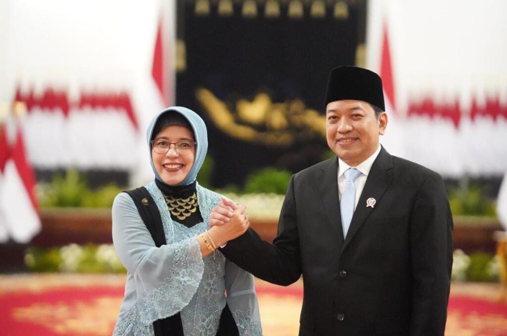 Kepala BPS RI Amalia Adininggar Widyasanti (kiri) bersama Wakil Kepala BPS RI Dr Sonny Harry Budiutomo Harmadi SE ME usai pelantikan di Istana Negara RI