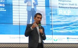 Kepala Prodi RKP ITS Dr Adithya Sudiarno ST MT IPM ASEAN Eng saat memberi materi pada rangkaian kegiatan Bulan K3 Nasional 2025 di Auditorium Research Center ITS