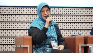 Koordinator Panitia Humas dan Promosi SNPMB Dr Dra Ismaini Zain MSi saat memaparkan sistem SNPMB 2025 dalam kegiatan sosialisasi penerimaan mahasiswa baru ITS 2025