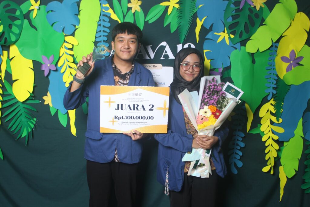 Muhammad Akmal Abbad (kiri) dan Lailli Arifia Dewi saat sukses meraih juara II pada ajang Olimpiade Nasional Statistika (ONS) ANAVA ke-19