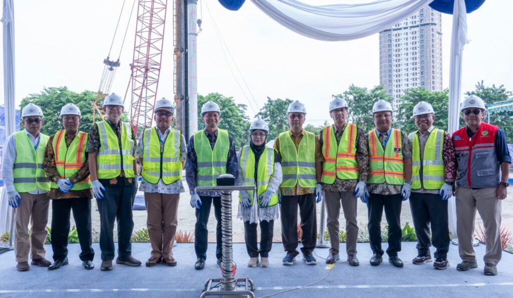 Pimpinan dan mitra ITS dalam groundbreaking proyek pembangunan Gedung FKK ITS