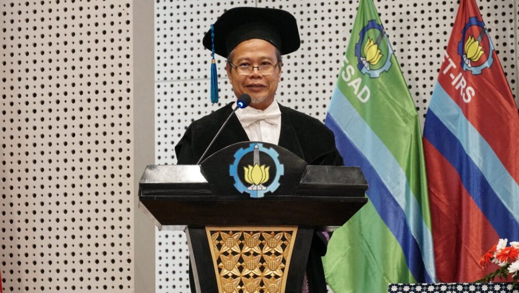 Prof Dr Ir Agus Sigit Pramono DEA saat mempresentasikan orasi ilmiahnya pada upacara pengukuhannya sebagai Guru Besar ke-208 ITS