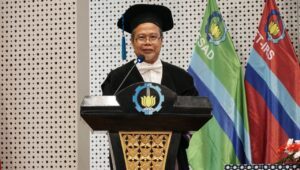 Prof Dr Ir Agus Sigit Pramono DEA saat mempresentasikan orasi ilmiahnya pada upacara pengukuhannya sebagai Guru Besar ke-208 ITS