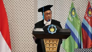 Prof Dr Ir Setiawan MS saat menyampaikan orasi ilmiahnya pada upacara pengukuhannya sebagai Guru Besar ke-205 ITS