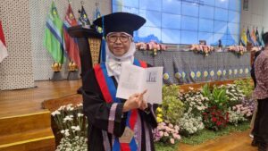 Prof Dr Ir Sri Rachmania Juliastuti MEng, guru besar ke-204 ITS menunjukkan buku orasi ilmiahnya yang disampaikan dalam sidang pengukuhan profesornya